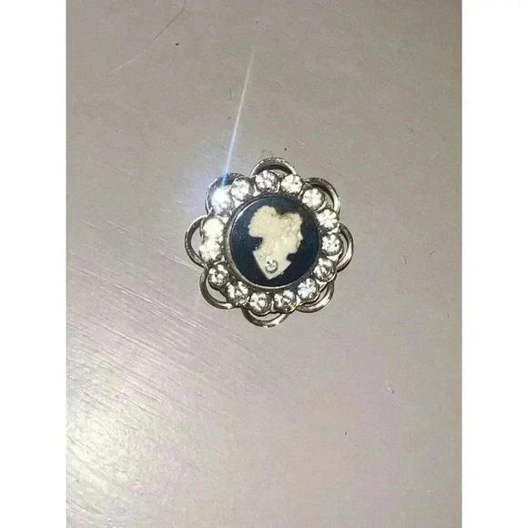 Vintage Cameo Brooch / Pin - Picture 1 of 3